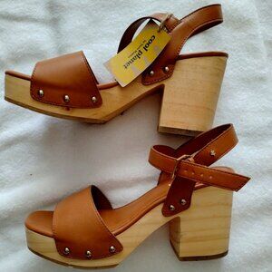 BRAND NEW STEVE MADDEN WEDGE